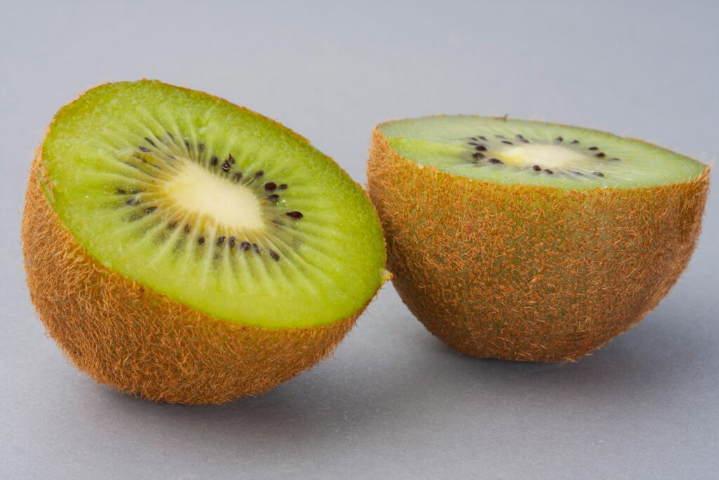 découvrez tout sur le kiwi, un fruit délicieux et rafraîchissant, ses bienfaits pour la santé et des recettes savoureuses à base de kiwi.